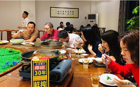 钮纽实业精英团队莅临我公司欢庆开业典礼